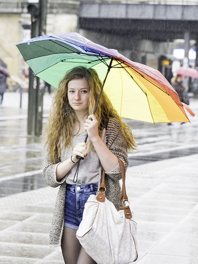Dziewczyna stylowo ubrana z parasolką
